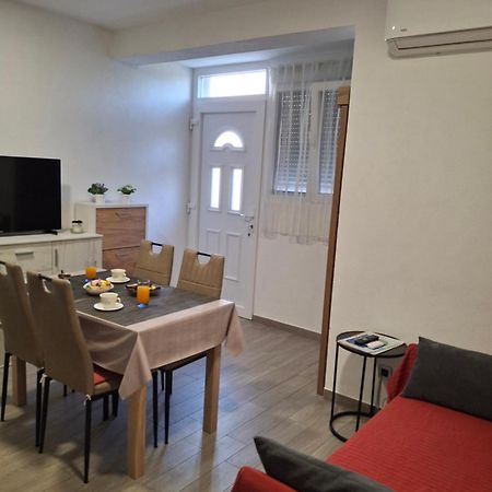 Apartment Neva Split With Free Private Parking Space מראה חיצוני תמונה