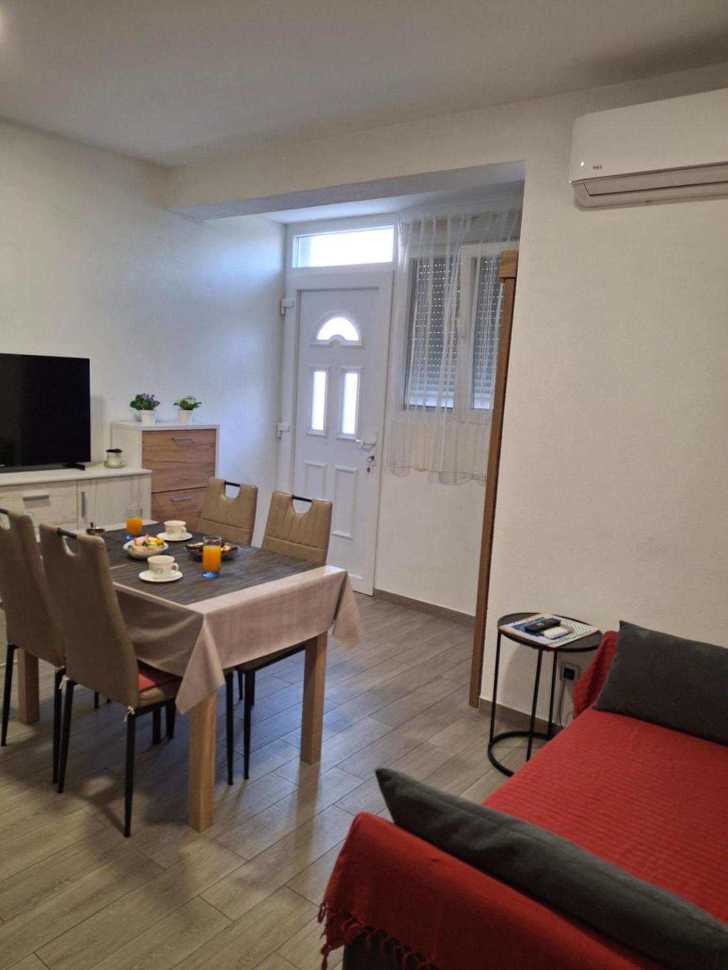 Apartment Neva Split With Free Private Parking Space מראה חיצוני תמונה